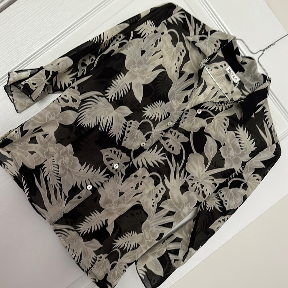Hawaiian or Tropical Print Blouse with shell buttons. Flattering Shape. Small